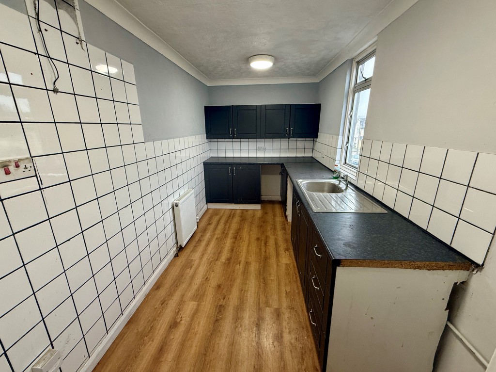 Lot: 14 - MIXED USE INVESTMENT WITH VACANT PARTS - Top floor kitchen